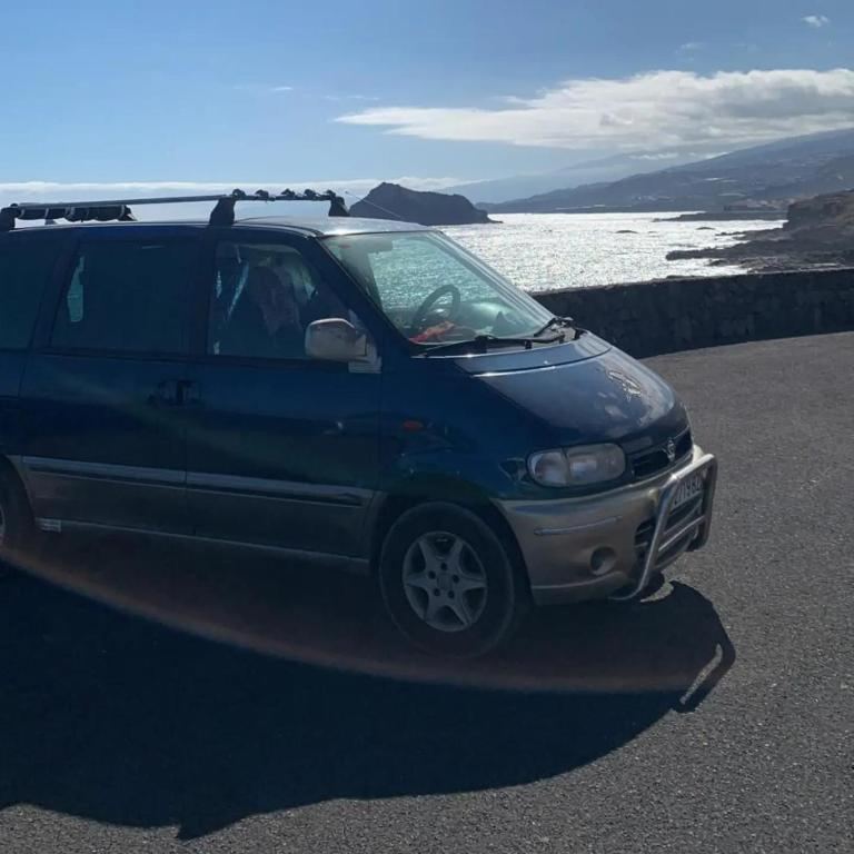 Discovery Atlántico, Nissan Vanette azul, junto al mar