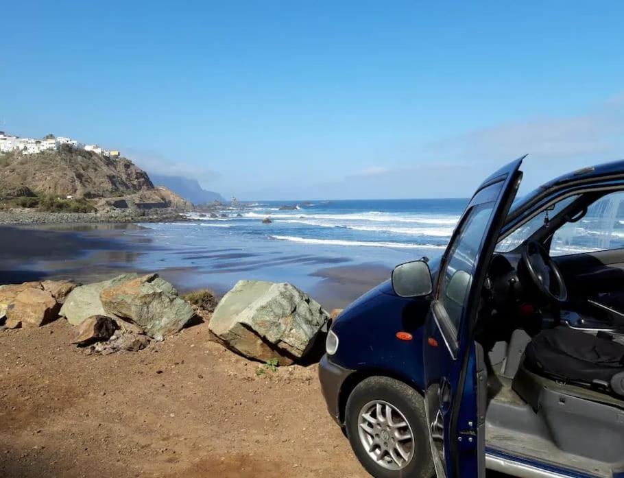 Discovery Atlántico en una playa de piedras