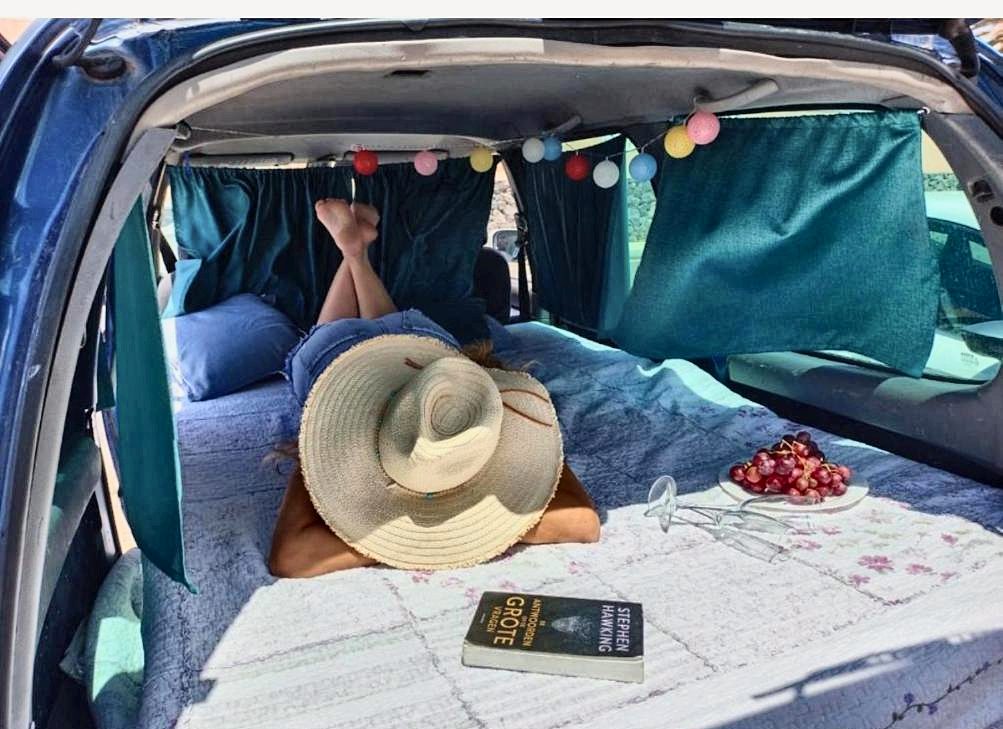 Cama con cortinas cerradas