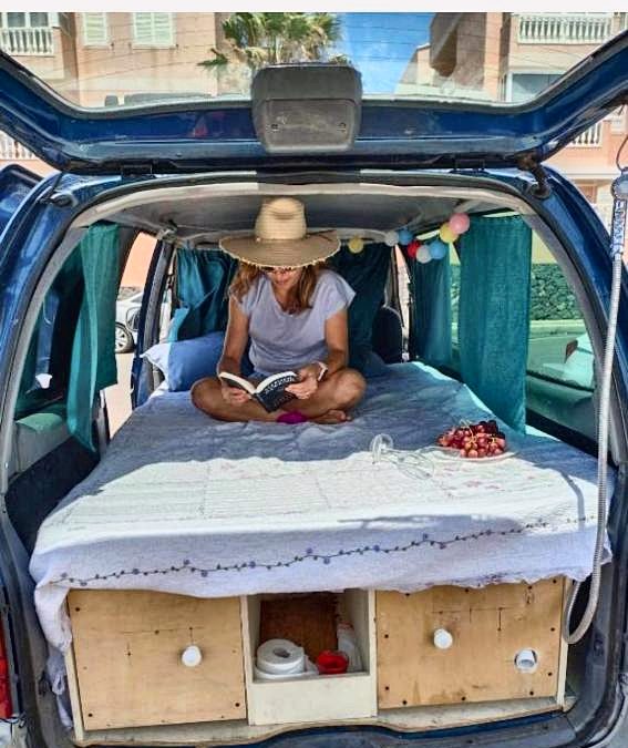 Cama vista desde el portón trasero con módulo de cocina