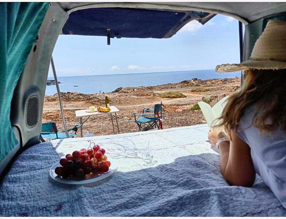 Cama con vistas al mar desde el portón