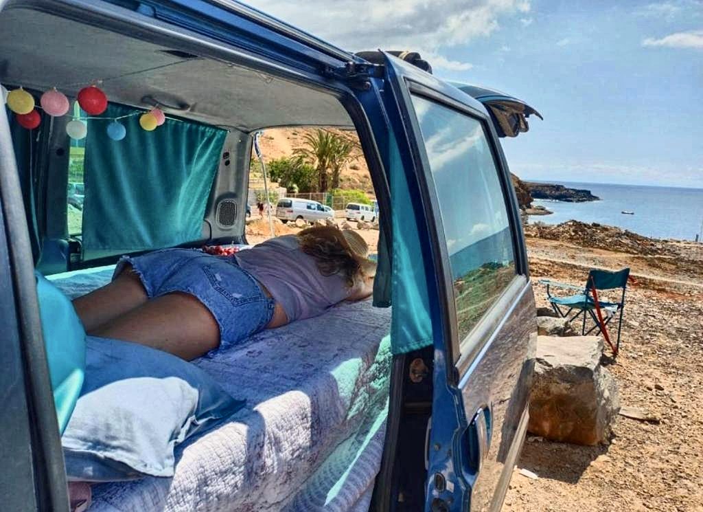 Cama vista desde la puerta lateral