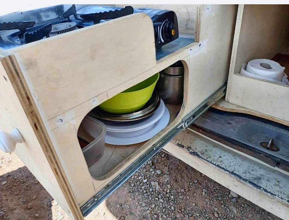 Almacenaje de menaje en el módulo de cocina