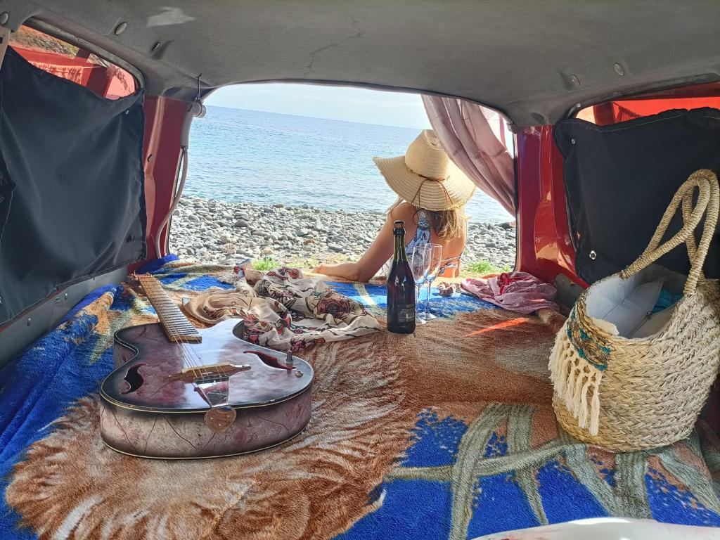 Desayuno frente al mar desde la cama