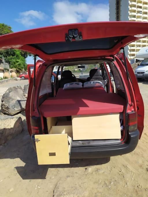 Portón trasero abierto con la cama montada y la caja de cocina