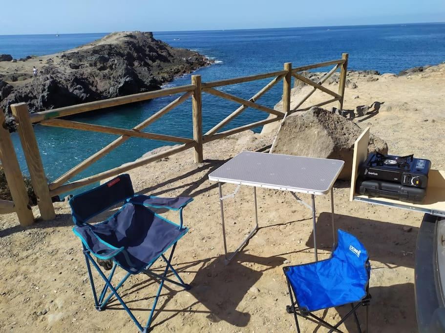 Mesa y sillas junto a la costa