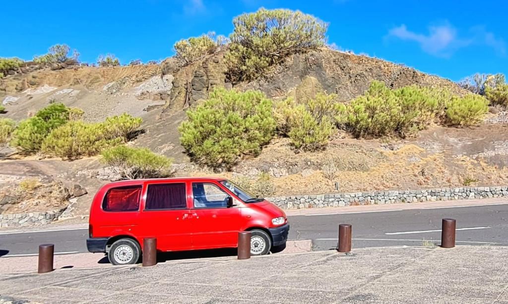 Discovery Volcán en la carretera de montaña