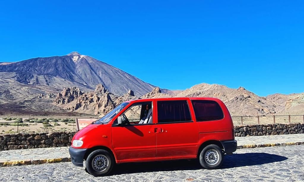 Discovery Volcán, camper roja de Discovery Tenerife, con el Teide al fondo