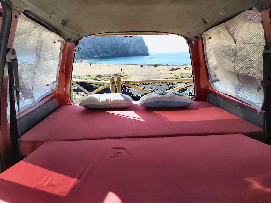 Cama convertible montada con colchón