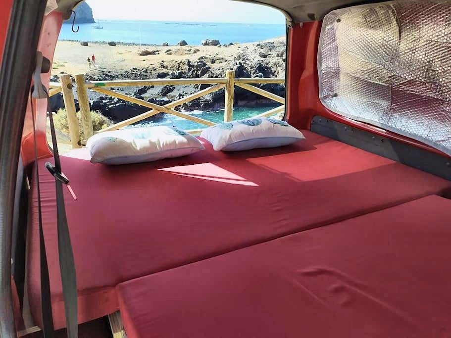 Cama con vistas al mar desde el portón