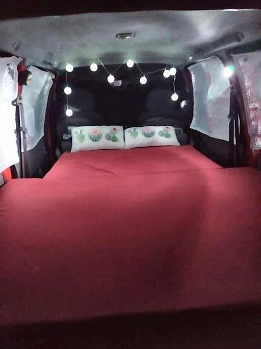 Interior de noche con luces LED