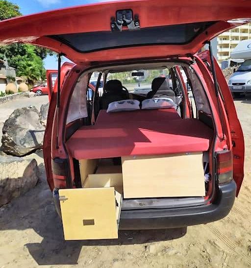 Cama y caja de cocina desde el portón trasero